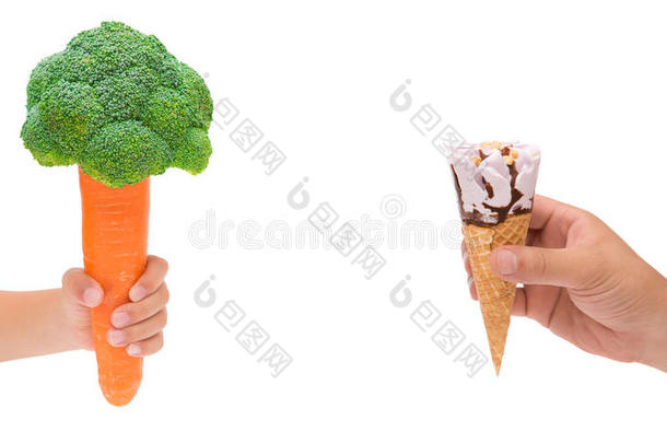 男孩拿着胡萝卜和花椰菜，男人拿着冰淇淋锥，白色的，健康的饮食概念
