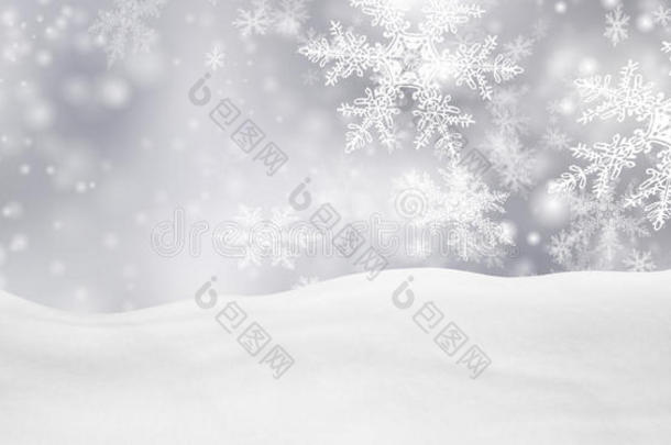 抽象银背景全景冬季景观与飘落的雪花