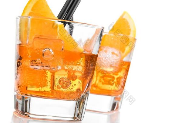 详细的斯皮茨开胃酒鸡尾酒与橙色切片和冰块