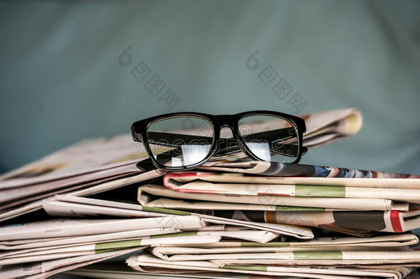眼镜和报纸，特写