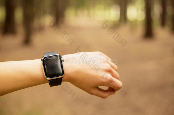 手腕上戴着智能手表的运动女人