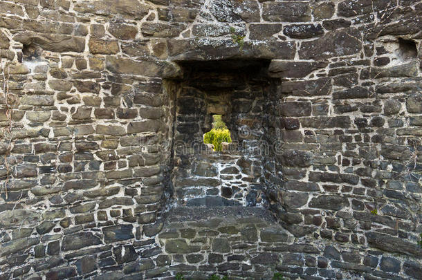 中世纪城堡堡垒石塔中的箭头防御