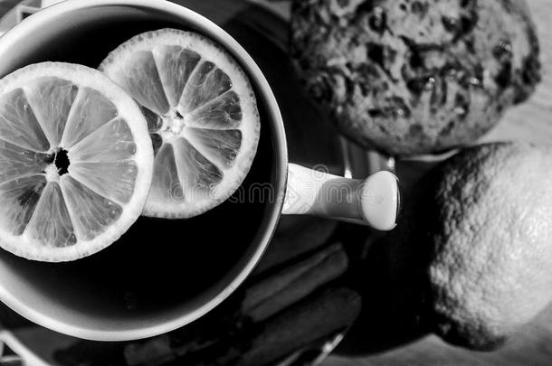 一杯<strong>柠檬</strong>片的茶-黑白相间。
