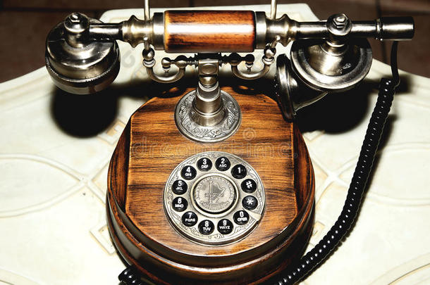 古董电话旧拨号圆木棕色