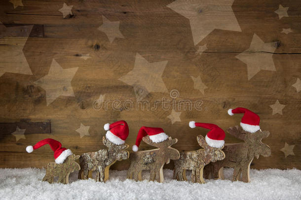 五只木制手工麋鹿，背上戴着红色的白色圣诞老人帽子