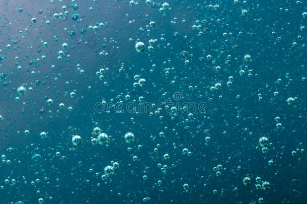 蓝色的水，空气和油混合以产生气泡效应