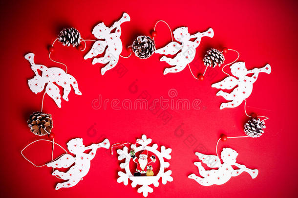 红色背景上的圣诞木制装饰品