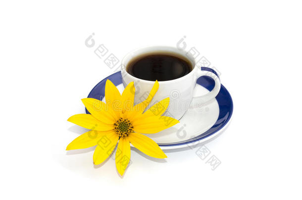 一杯咖啡在带<strong>蓝色边框</strong>和黄色花朵的碟子上