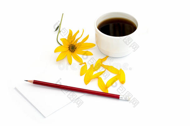 一杯咖啡，黄花，花瓣和带纸的铅笔