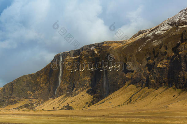 冰岛山美丽的景观与小瀑布