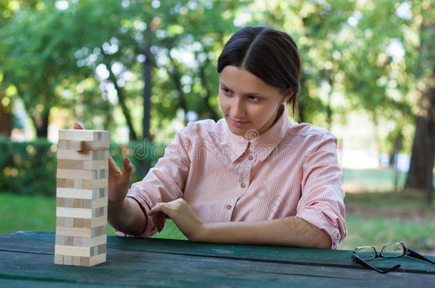 专心的女孩在玩木块游戏