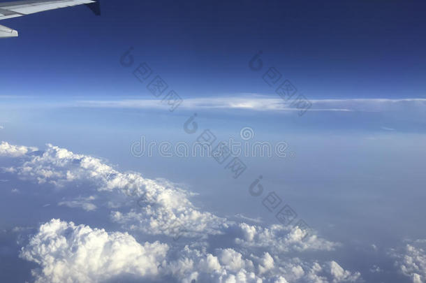 云层上的飞机机翼