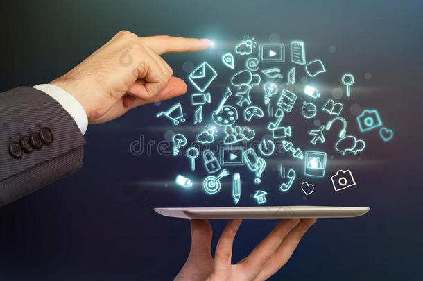 商人的手和手指的特写，手指指出平板电脑投影上的特定图标。
