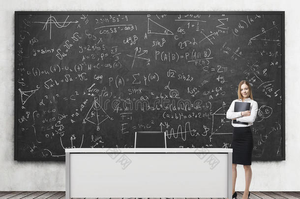 在一间现代化的教室里，一个漂亮的女孩在黑板上做数学计算。三盏黑色吊灯，<strong>木质地板</strong>
