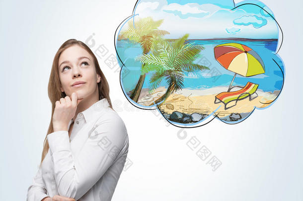 一个在海滩上梦想暑假的女人的景色。 一个美好的夏天的地方被画在思想泡沫中。 混凝土
