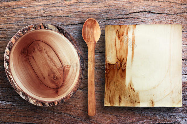 木制桌子上的空木器具，旧木碗，木制的