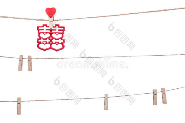 夹在一根绳子上，挂着中国婚礼吉祥的字，聪