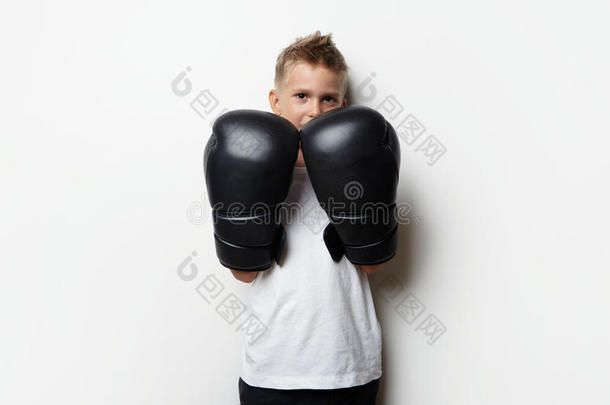 可爱的小男孩站在拳击手套里