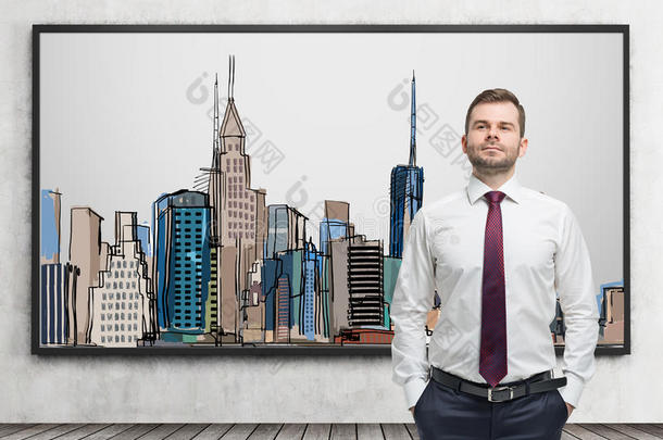一位穿着正式衣服的英<strong>俊男</strong>子站在墙上的纽约市照片前面。