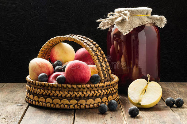 篮子里的苹果和黑棘和罐头水果