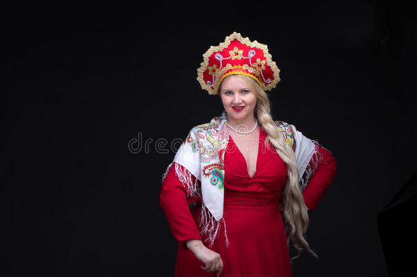 站在俄罗斯传统服装上的女孩。 女人穿着s