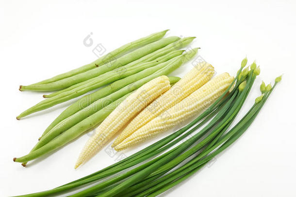 绿<strong>豆</strong>，玉米和中国韭菜的白色背景