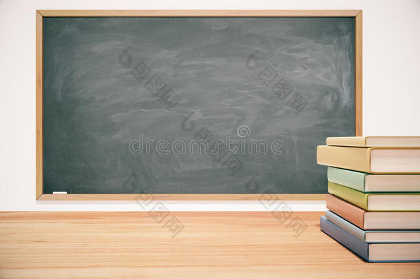 教室里有黑板，木桌和书