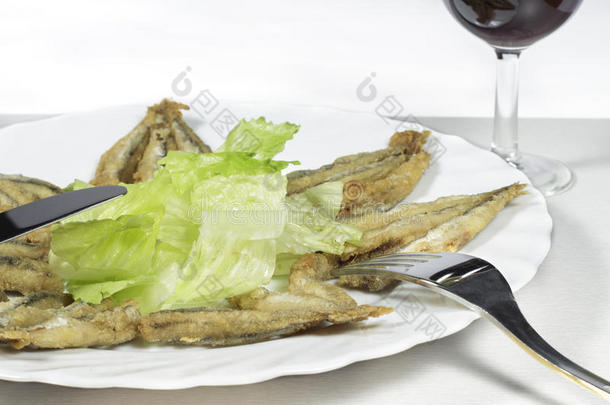 一盘面包凤尾鱼，配沙拉和里奥贾酒杯