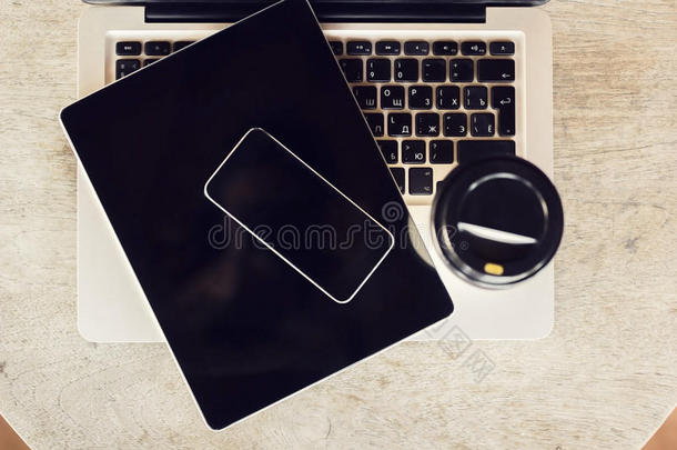 空白手机，数字平板电脑，笔记本电脑和咖啡