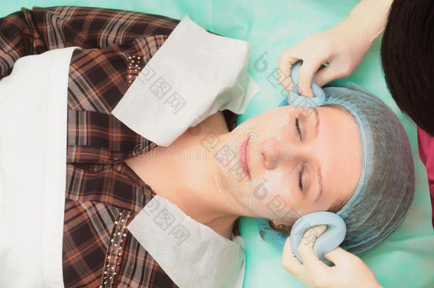 美容程序振兴，振兴，皮肤营养。 医生制作美容霜的面具。