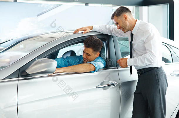 汽车销售顾问向潜在买家展示一辆新车