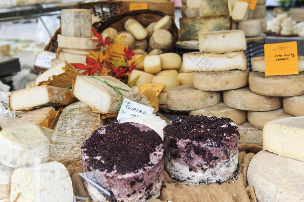 意大利奶酪的特写与相对价格标签在单卡沃松露博览会。
