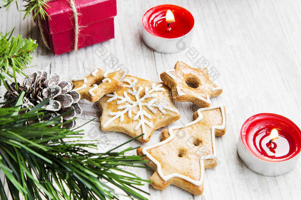 圣诞姜饼饼干与装饰在木板上