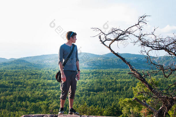 美女加拿大陈腔滥调森林徒步旅行