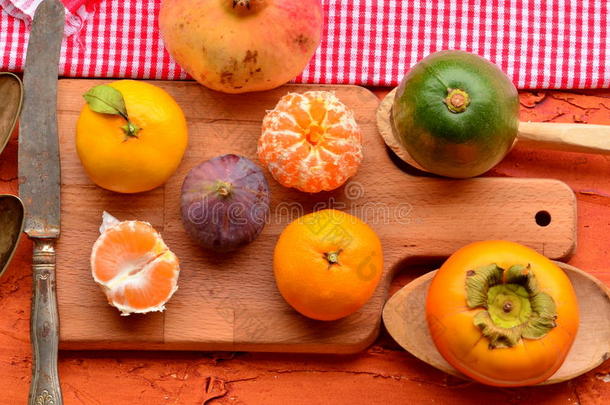 无花果，柿子，石榴，鳄梨和<strong>橘子</strong>（<strong>橘子</strong>）在粗糙的背景。 静物主题。