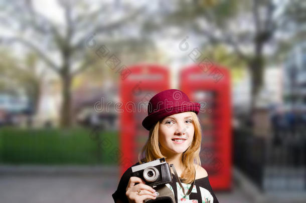 戴眼镜的女孩在伦敦街拍照