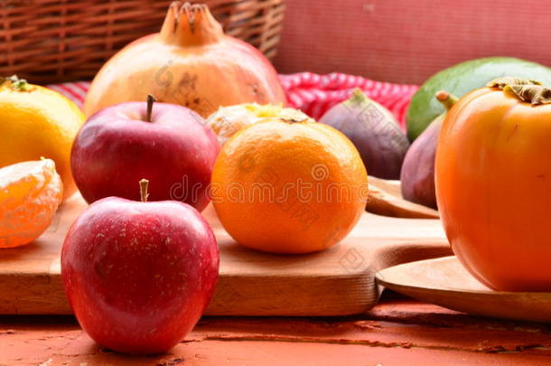 无花果，石榴，鳄梨，苹果和橘子（橘子）在粗糙的背景。 静物主题。