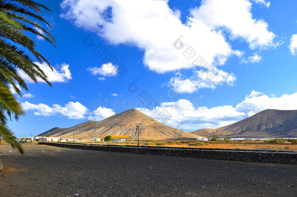 美丽的<strong>火山山脉</strong>和蓝天。 费特文图拉