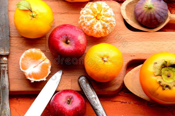 无花果，石榴，苹果和橘子（橘子）在粗糙的背景
