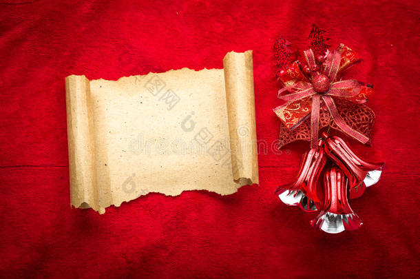红色背景上的圣诞古董卷轴