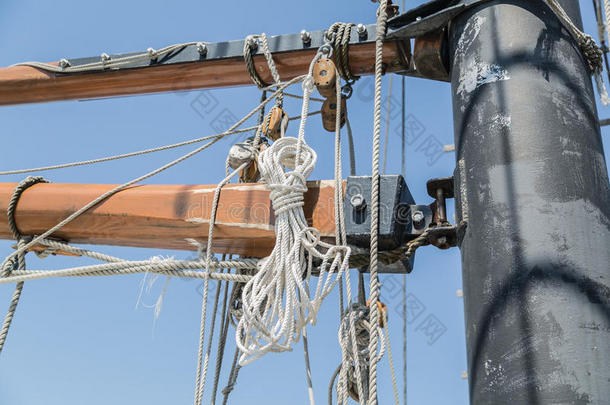 在蓝天背景下详细查看旧的高船部件和绳索