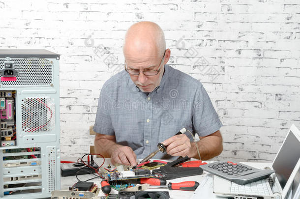 修理计算机硬件的技术员