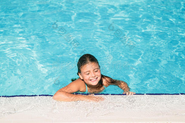 可爱迷人的小女孩在游泳池里闭着眼睛放松