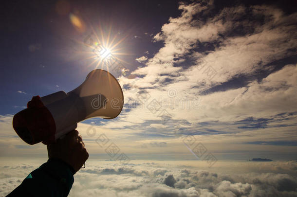 手持扬声器到山顶的蓝天