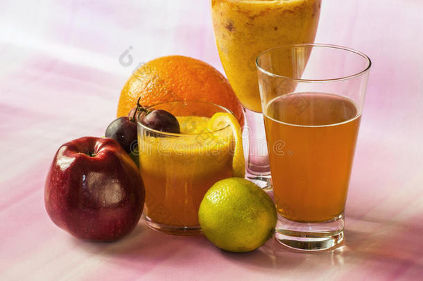 新鲜果汁和水果