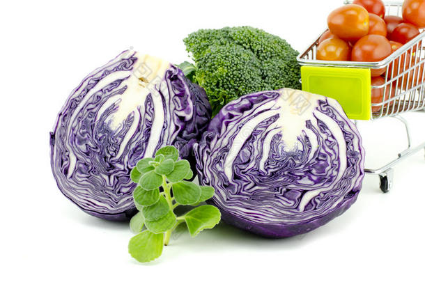 生蔬菜和新鲜蔬菜的各种图片。紫色卷心菜，手推车上的樱桃西红柿，绿色薄荷和西兰花