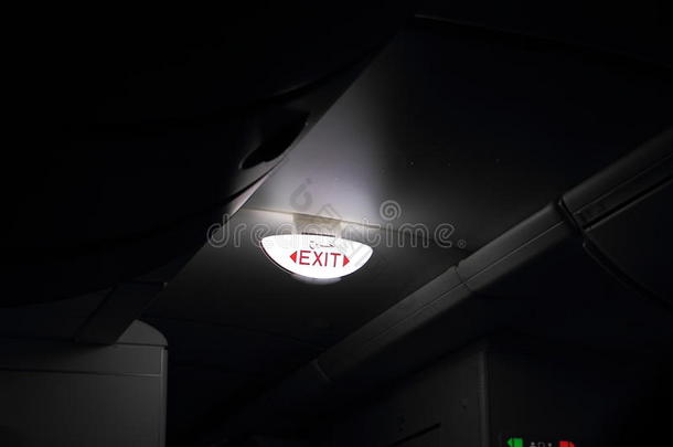 出口标志在空中客车A380的天花板上黑暗中发光