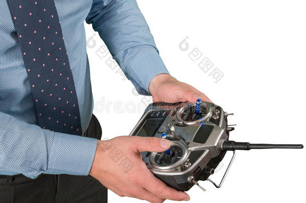 无人机飞行遥控器在人的手中关闭视图