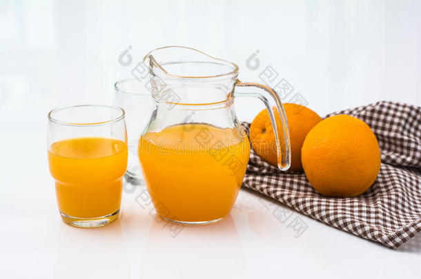 新鲜果汁与水果橙色在白色背景