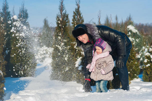 一个小女孩和爸爸跑着玩雪，生活方式，寒假